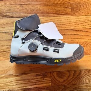 45 NRTH Ragnarok Winter Cycling Shoe - size 40 EU